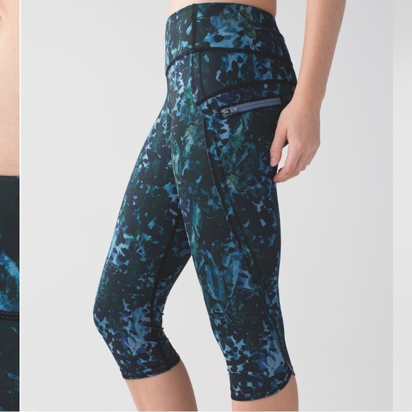 Lululemon Run: Top Speed Crop *Full-On Luxtreme - Picture 2 of 5